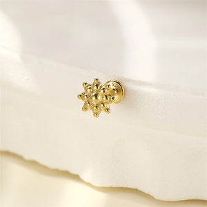 Piercing d'oreille minimaliste en argent sterling S925 plaqué or de qualité supérieure, hypoallergénique, pour femme - Product Image 2