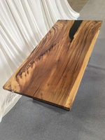 Table de salle à manger en bois massif de style moderne avec plateau en bois massif à bords naturels