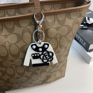 Espejo de Maquillaje Portátil con Diseño Floral Negro, Espejo Pequeño de Mano con Cubierta Deslizante de Dibujos Animados, Espejo Redondo Pequeño de Ácido Acético - Product Image 3