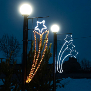 Lampadaires en forme de croissant de lune et de lanternes créant une ambiance chaleureuse pour le festival du Ramadan sur les routes et les places de la ville - Product Image 1
