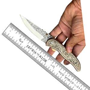 Vente chaude à la main J2 acier gravé à la main couteau de poche pliant manche en laiton meilleur couteau de chasse cadeau parfait meilleur cadeau fait main - Product Image 1