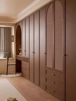 Armoire de chambre à coucher avec portes battantes, en placage de bois et rotin tressé, style Mid-Century, avec poignée en métal à lignes épurées, meuble de chambre