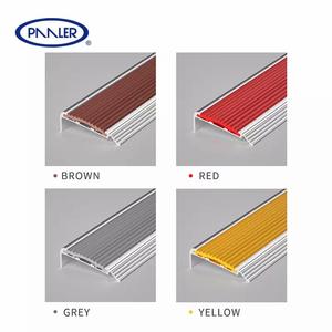 Embouts d'<span class=keywords><strong>escalier</strong></span> modernes flexibles et antidérapants en PVC aluminium <span class=keywords><strong>Bande</strong></span> de bordure en métal pour carrelage Bord de marche antidérapant avec nez élégant - Product Image 6