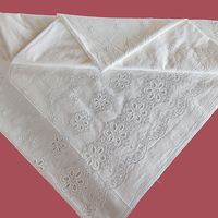 Tissu en coton brodé perforé à positionnement bilatéral, dentelle unie pour textile de maison, motif floral stéréo, bord ondulé coupé, trame respirante