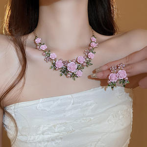 Toptan reçine çiçek elmas inci küpe ve kolye seti moda ve rustik tarzı köprükemiği zincir kolye - Product Image 1