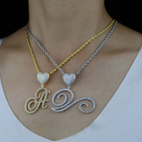 Prix d'usine Collier Hip Hop Iced Out avec pendentif en laiton plaqué or, forme cœur et lettre cursive A-Z, serti de zircone cubique, pour cadeau