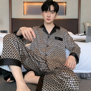 Nuovo Set Pigiama Uomo/Ragazzo 2026 Estivo, Abbigliamento da Casa Casual per Papà, Fantasia Geometrica, Sottile in Seta Traspirante per Primavera/Autunno - Product Image 1