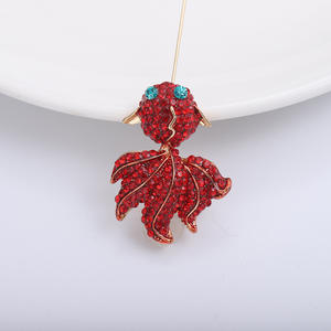Broche de Carpa Roja de Aleación con Diamantes de Imitación, Estilo Unisex, Accesorio de Moda, Diseño de Animal Versátil - Product Image 3