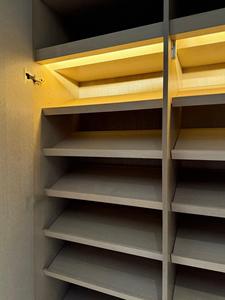 Mobile dispensa moderno di lusso con armadio per scarpe, design personalizzato in legno chiaro con illuminazione a LED, soluzione di archiviazione di alta gamma - Product Image 4