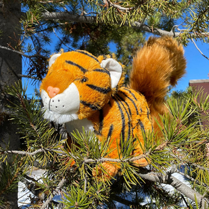 Long Fluffy lớn sóc đuôi màu hồng nhựa mũi sống động như thật màu cam hổ đồ chơi trang trí lai động vật mềm sang trọng ngồi hổ - Product Image 4