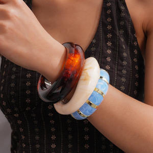 Bracelet concave en résine marbrée J, style vintage, pour soirée, mode unique, avec imitation perle pour femme - Product Image 3