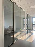Cloisons de bureau modulaires insonorisées en verre, cloisons en verre design avec stores pour les espaces de bureau