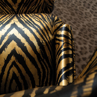 Fauteuil lounge rembourré de style italien à imprimé léopard, exsudant luxe et élégance