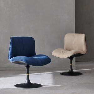 Chaise de salle à manger en plastique minimaliste nordique Marilyn - Écologique et facile à nettoyer pour la maison, le bar, la chambre à coucher, l'<span class=keywords><strong>atelier</strong></span> - Product Image 1