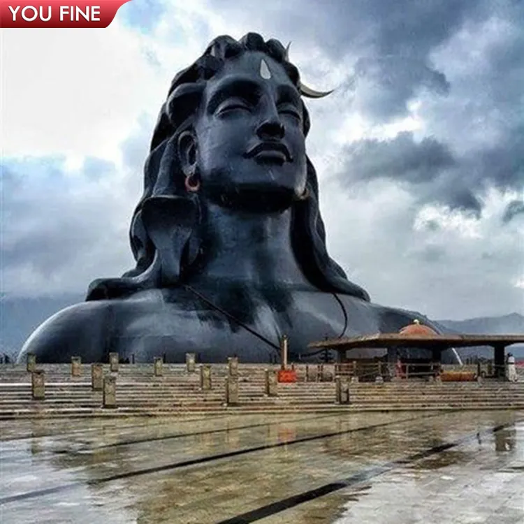 屋外の巨大なインドのシヴァブロンズ像