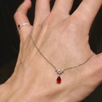 Collier en tungstène électroplaqué avec zircon rouge sang de tourteau en forme de goutte d'eau, style rétro, effet blanchissant, chaîne croisée haut de gamme, luxe léger