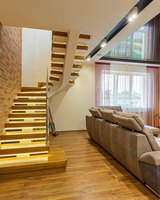 Conception d'escalier en bois mono stringer simple et moderne en forme de U avec lumière LED du fabricant d'escaliers personnalisés Foshan