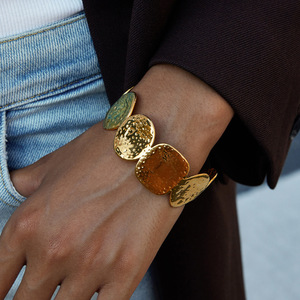 Brazalete Abierto Redondo Dorado Martillado, Joyería para Mujer, Regalo, Accesorio de Moda - Product Image 4