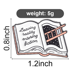 Creatieve boeken emaille pinset: De realiteit verlaten, de fictie binnenkomen. Metalen badge, elegante lees-pin, accessoire, cadeau. - Product Image 6