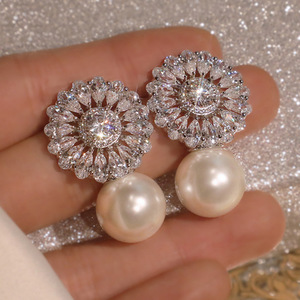 Pendientes de Perlas con Baño de Oro Blanco E705, Diseño de Flor, Diamantes Redondos de Corte Brillante, Joyería de Boda, Estilo Clásico para Mujer - Product Image 3