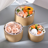 Boîte ronde en papier kraft esthétique de luxe avec estampage de logo personnalisé pour arrangements floraux haut de gamme