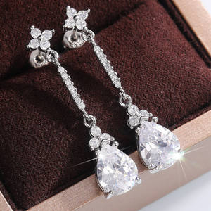 Boucles d'oreilles pendantes en or blanc E1729, goutte d'eau, cristal, strass, sertissage à griffes, bijoux de mariage classiques pour femmes - Product Image 3