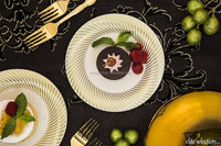 Assiettes jetables en PS couleur personnalisée 7-10 pouces avec bord doré, emballage en vrac pour mariage, fête, restaurant