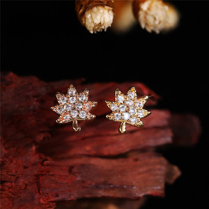 Orecchini a Perno con Cristalli a Forma di Foglia d'Acero per Donne, Mini Accessori Eleganti Ispirati alla Natura per Uso Quotidiano - Product Image 2