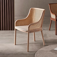 Chaise de salle à manger en bois massif avec accoudoirs, dossier en rotin respirant, coussin moelleux, style minimaliste Wabi-Sabi, usage commercial