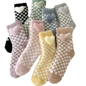 Jingwen OEM Low Moq alta calidad invierno nuevos calcetines de lana Coral Checkerboard Love Sleep calcetines gruesos cálidos calcetines de mujer - Product Image 6