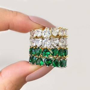Anillo de banda completa con corazón de dos tonos y circonita verde, chapado en oro, apilable, para declaración, venta al por mayor - Product Image 2