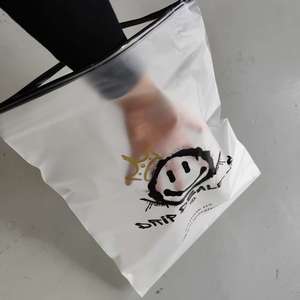 Bolsas Personalizadas con Cierre de Cremallera en Negro Mate con Logotipo - Bolsas de Embalaje Impermeables de Poliéster con Cierre de Cremallera - Product Image 1