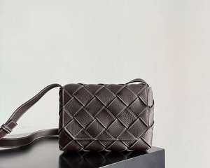 Vente en Gros Sac à Main en Cuir Véritable Tressé Sac Bandoulière en Peau de Vache Sac d'Épaule Tressé Polyvalent pour Femme Nouveau Petit Sac Carré Appareil Photo - Product Image 5