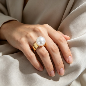 Bague de luxe brillante à large bande et perles, en acier inoxydable, idéale pour les femmes au quotidien, les rendez-vous, les dîners formels et les fêtes. - Product Image 5