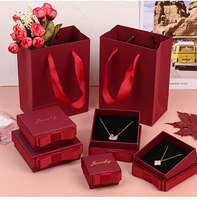 Boîte à bijoux rouge portable haut de gamme en gros, en stock, avec nœud en ruban, logo personnalisé, couvercle amovible, boîte cadeau pour montre, boîte rigide