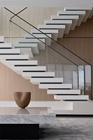 Escalier en colimaçon moderne de style australien avec marches en acier et marches flottantes en forme de U, escalier en spirale en marbre