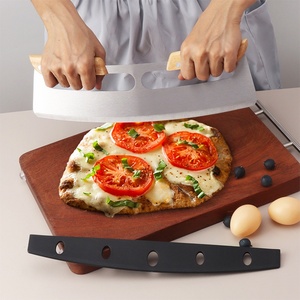 Grand coupe-pizza en acier inoxydable avec manches en bois et housse de protection - Outils à pizza - Product Image 4
