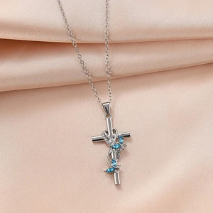 Collana con Ciondolo a Croce e Ali d'Angelo per Donne, Charm a Farfalla, Gioiello Elegante e alla Moda - Product Image 4