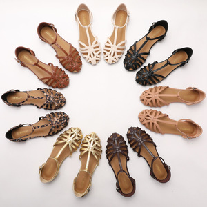 Sandales d'été pour femmes à bout fermé, tressées, à bride en T, style romain ajouré, plates et décontractées, pour la plage et l'extérieur - Product Image 1