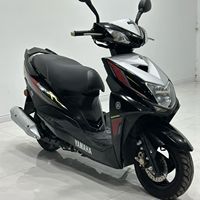 Scooter Urbain Yamaha Cygnus 125cc EFI SharpFace Sport StepThrough Économe en Carburant pour Trajets Urbains