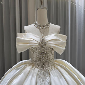 Robe de mariée moderne OY037 en satin à épaules dénudées avec appliques florales en dentelle, traîne chapelle longue pour femme - Product Image 5