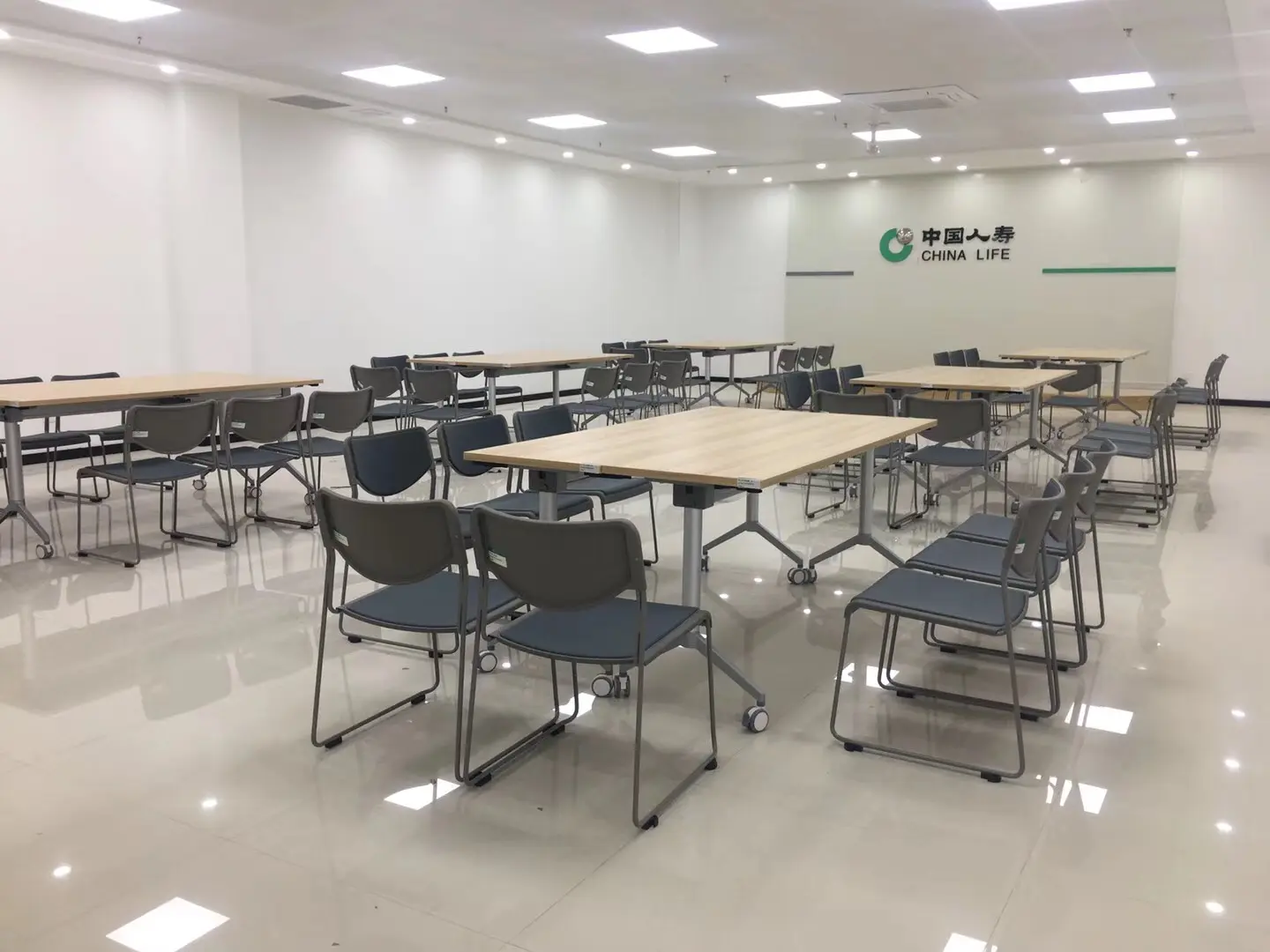 Proyecto de oficina escolar respaldo de tela y asiento silla de plástico apilable sillas para eventos