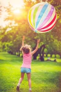 Pelota de Playa Inflable de PVC a Rayas - Juguete Transparente Grande para Fiestas en la Piscina y Actividades Acuáticas al Aire Libre de Verano - Product Image 3