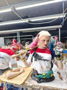 Statue de Harley Quinn grandeur nature 1:1, figurine de Margot Robbie de Suicide Squad, grande sculpture en résine pour la décoration de cinéma et de centre commercial - Product Image 1