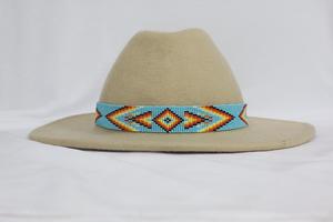 Courroie de chapeau Fedora perlée multicolore Fabriquée avec des matériaux de première qualité conçus pour offrir une qualité de luxe Améliorer le style Pêche réglable - Product Image 2