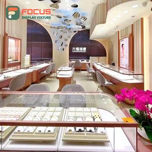 Vitrine à bijoux en verre de haute qualité avec base en bois, étagères à plusieurs niveaux, verrouillable, réglable, éclairage LED - Product Image 4