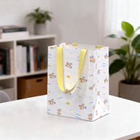 Sac fourre-tout personnalisable de luxe en papier écologique avec poignées en corde, imprimé ours endormi estampé à chaud doré, pour enfants