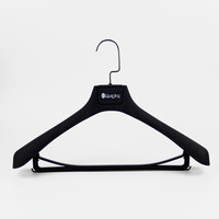 Cintres de luxe en plastique et en fer avec logo personnalisé Organisateur de garde-robe et de salle de bain noir Design unique