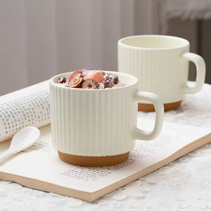 Taza de Cerámica Creativa al por Mayor con Rayas Verticales Blancas y Marrones, Logotipo Personalizado, para Fiestas, Capacidad de 260 ml, Apta para Microondas - Product Image 1