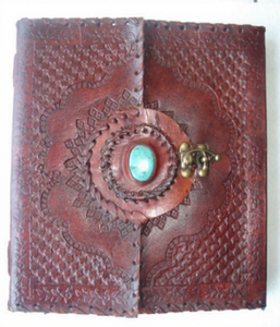 Cuaderno de Cuero con Tapa Dura y Cierre Lateral de Piedra Grabada, Hecho a Mano, Estilo Vintage, Opción de Regalo, Venta al Por Mayor - Product Image 1